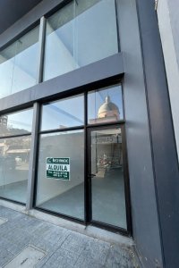 Local a pasos de la plaza de Maldonado, 40m2 de local con entrepiso y un baño