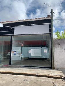 Local casi peatonal Sarandí por Ituzaingó