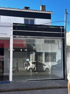 Local casi peatonal Sarandí por Ituzaingó
