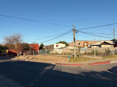 Terreno de 710m2 en venta! totalmente cercado con porton, en gran esquina, zona de alto transito.