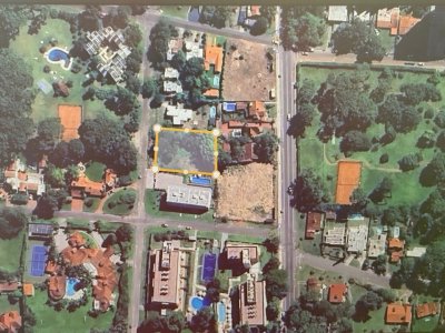 Terreno de 1430 m2 en paradas Mansa, ideal edificio PB+2 PA. venta US$ 490.000.