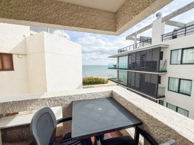 VENTA APARTAMENTO 2 DORMITORIOS 2 BAÑOS PRIMERA LINEA PLAYA MANSA VISTA LATERAL AL MAR