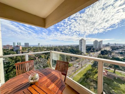 VENTA PISO ALTO APARTAMENTO 2 DORMITORIOS 2 BAÑOS SOL CASI TODO EL DIA, CONTRUCCION EXCEPCIONAL PUNTA DEL ESTE CANTEGRIL