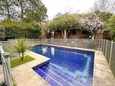 ALQUILER ANUAL CASA 3 DORMITORIOS 2 BAÑOS QUINCHO MUY LINDA PREPARADA PARA TODO EL AÑO MANSA CANTEGRIL PUNTA DEL ESTE
