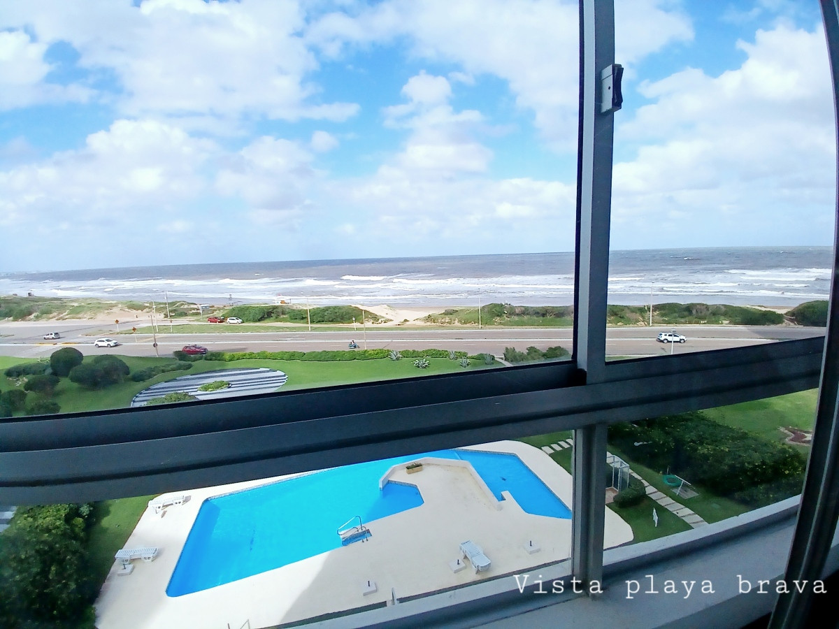 Venta semipiso en Brava, 3 dorm y servicio