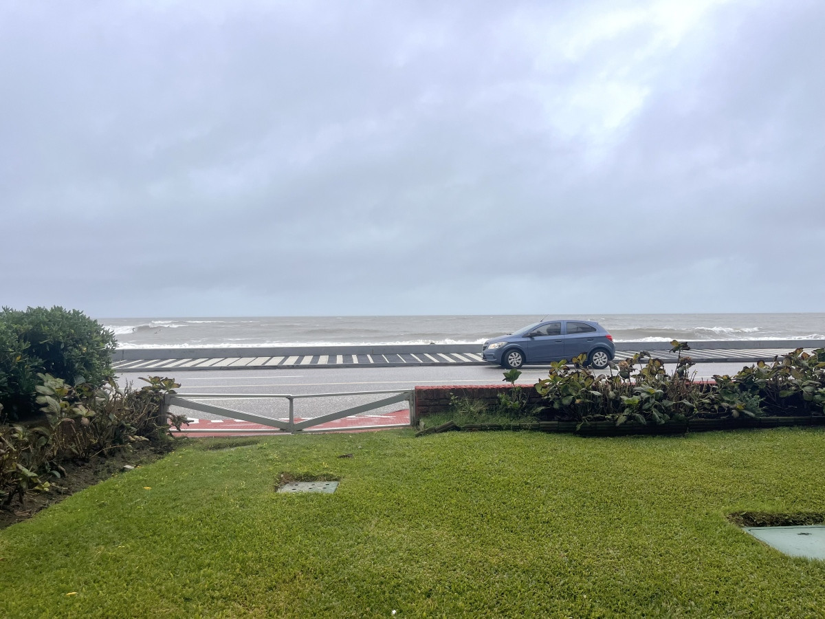 Amplia planta frente al mar en venta