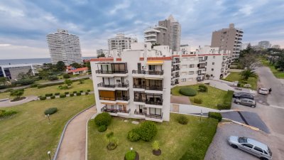 Venta de apartamento 1 dormitorio en Aidy Grill con parrillero propio a 50 m de Playa Brava 