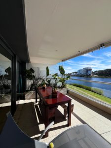 Venta Apartamento 2 dormitorios en primera linea mansa con vista a la laguna del diario Punta del este 