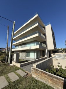 Alquiler anual apartamento a estrenar de 2 dormitorios con vista al mar y parrillero propio en Playa Mansa