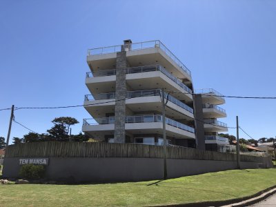 Alquiler anual apartamento 1 dormitorio en primera linea Playa Mansa Punta del Este