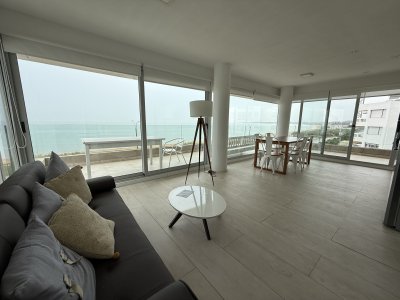 Venta y alquiler anual o invernal de apartamento 2 dormitorios frente al mar en playa mansa 