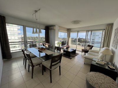 Alquiler anual apartamento 3 dormitorios en edificio con servicios en Punta del Este