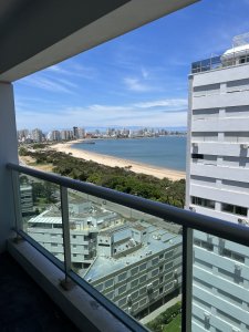 Venta y alquiler temporada de apartamento 1 dormitorio y medio en Playa Mansa con vista al mar 