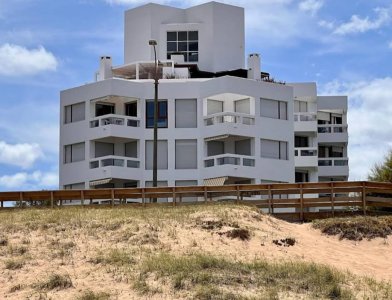 Apartamento en venta frente al mar 2 dormitorios Playa Mansa Punta del este 