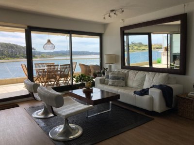 Alquiler temporada apartamento 3 dormitorios en primera linea frente al mar Playa Mansa Punta del Este