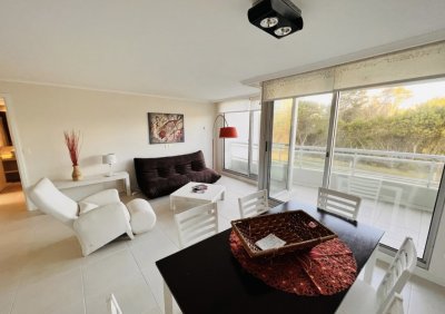 Alquiler anual apartamento 2 dormitorios en torre con servicios premium en Punta del Este 