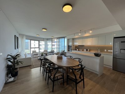 Alquiler anual apartamento 2 dormitorios primera linea Playa Brava en Trump Tower