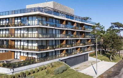 Venta apartamento 2 dormitorios frente al mar en Playa Mansa con amenities