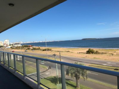 Venta y alquiler anual apartamento 2 dormitorios en primera linea frente al mar playa mansa Punta del Este