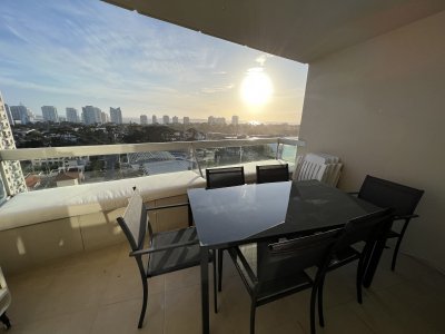 Alquiler anual y venta apartamento 3 dormitorios y dependencia con vista al mar en zona shopping