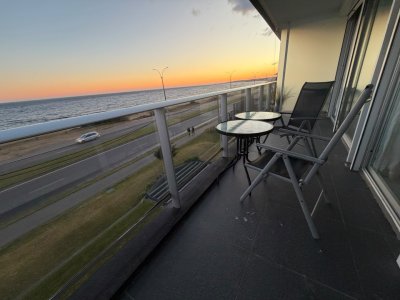 Venta de apartamento 1 dormitorio y medio frente al mar con vista en playa mansa 