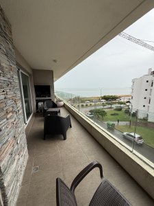 Alquiler anual e invernal de apartamento 3 dormitorios con palillero propio frente al mar en playa mansa 
