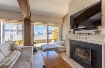 Venta de apartamento 2 dormitorios con vista al mar en edificio emblemático península Punta del Este