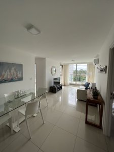 Alquiler anual apartamento 2 dormitorios en edificio full servicios en Punta del este 