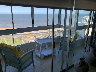 Alquiler anual y venta de apartamento 3 dormitorios en edificio El Torreon Punta del Este