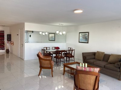 Apartamento en venta de 3 dormitorios en frente al mar.