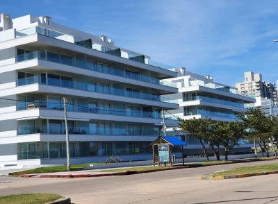 Alquiler anual e invernal de apartamento 3 dormitorios con parrillero primera linea playa mansa 