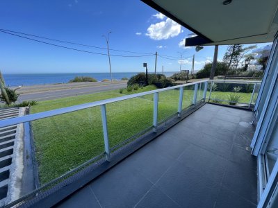 Alquiler anual y venta apartamento 1 dormitorio en primera linea frente al mar Playa Mansa Punta del Este