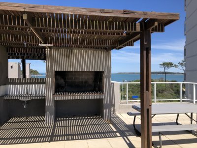 Alquiler anual de penthouse 1 dormitorio con terraza y parrillero propio en primera linea frente al mar playa mansa