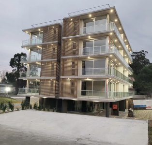 Alquiler anual apartamento a estrenar sin muebles en pinares Punta del Este