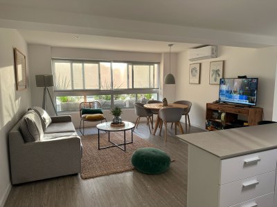 Venta de apartamento 2 dormitorios con terraza propia en edificio con servicios Roosevelt