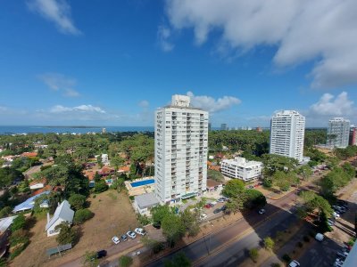 Venta apartamento 2 dormitorios en piso alto con vista al mar en edificio con servicios en Roosevelt 