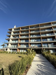 Alquiler anual apartamento 2 dormitorios frente al mar en playa mansa Pinares