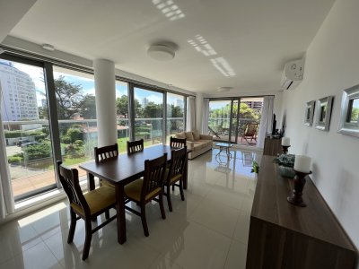 Alquiler de temporada y venta de apartamento 2 dormitorios en edificio de categoría Playa Brava