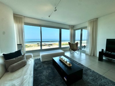 Venta y alquiler anual de apartamento frente al mar full amenities playa brava Punta del este 