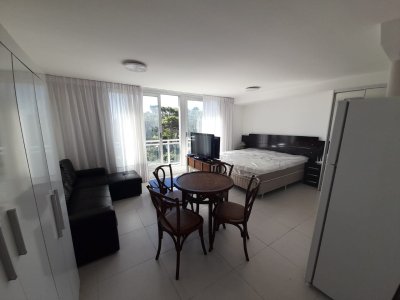 Venta de monoambiente en edificio con servicios en Punta del Este