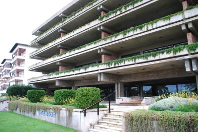 Alquiler anual y venta apartamento 3 dormitorios frente al mar en playa brava Punta del Este