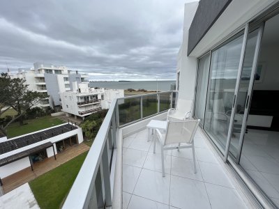 Venta de apartamento penthouse 2 dormitorios frente al mar con parrillero de uso privado Playa Mansa 