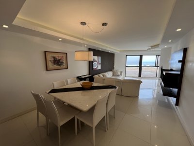 Venta y alquiler anual apartamento 2 dormitorios y dependencia en primera linea Playa Brava