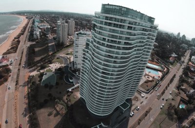 Venta espectacular apartamento 4 suites en torre de categoría Aquarela Playa Mansa Punta del Este