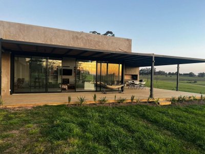 Venta y Alquiler anual hermosa casad de 4 dormitorios en barrio privado El Quijote