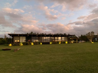 Alquiler invernal de hermosa casa moderna de 3 dormitorios y dependencia en Pueblo Mio Manantiales
