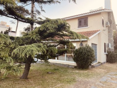 Alquiler anual casa 4 dormitorios en Playa Mansa Punta del Este