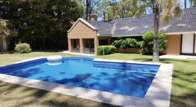Venta de espectacular casa con amplio parque y Pisicna en San Rafael