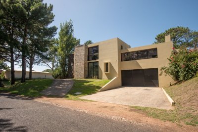 Venta espectacular casa de 3 dormitorios y dependencia en barrio privado la Residence zona de colegios