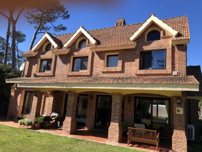 Alquiler de temporada de espectacular casa de 4 dormitorios en Pinares Punta del Este 